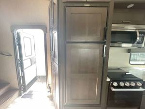 Caravane de camping d'occasion 2021 G-r-a-n-d D-e-s-i-g-n R-e-f-l-e-c-t-i-o-n 150 Series 240RL - Product Image 3