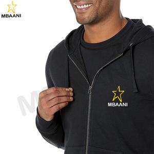 Una prenda clásica imprescindible para el día a día, esta sudadera con capucha es informal y cómoda. - Product Image 3