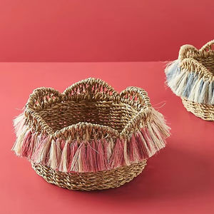 Charmant panier de rangement écologique en jonc de mer avec décor à franges colorées fabriqué au Vietnam avec SISU - Product Image 1