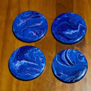 Ensemble de sous-verres en résine artistique avec accents dorés métalliques tapis époxy faits à la main idéaux pour la table de salon moderne et les cadeaux - Product Image 3