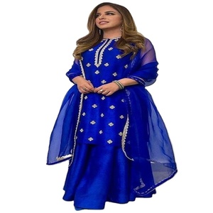 ชุดเดรส Anarkali สำหรับงานปาร์ตี้ ดีไซน์เนอร์ งานหนัก ผ้ากำมะหยี่ คอ halter พร้อมชายกระโปรงยาวแบบ Cathedral ชุดคลุมท้องสำเร็จรูป สไตล์อินเดียดั้งเดิม ปี 2020 - Product Image 1