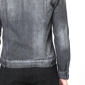 Veste en jean d'hiver pour homme sur mesure, coupe ajustée, avec détails boutonnés, design coupe-vent, denim uni teint décontracté - Product Image 4