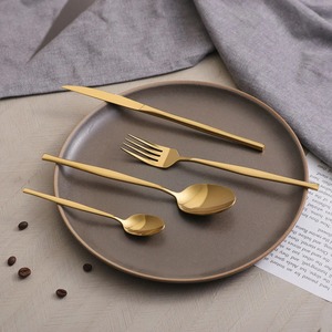 Ensemble de couverts en cuivre élégant dans une finition de qualité supérieure Décoration de table et vaisselle de cuisine Fabriqué en Inde - Product Image 2