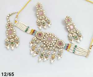 Collier ras du cou indien avec boucles d'oreilles et Mangtika pour femme Design de fleurs superbe zircon cubique fabriqué à la main - Product Image 1