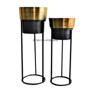 Ensemble de 4 jardinières en métal plaqué or de haute qualité à double ombrage et à revêtement en poudre de couleur noire. - Product Image 2