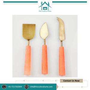 Distribuidor de renombre de gran venta Royal Luxury Design Goldware Mango de resina Juego de corte de queso para uso doméstico y hotelero - Product Image 2