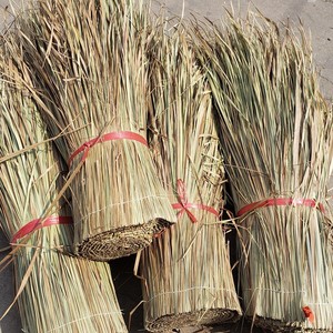 Rouleau d'herbe naturelle de chaume en feuille de palmier rouleaux de toit de paille écologiques pour cabanes bars tiki à thème de plage - Product Image 5
