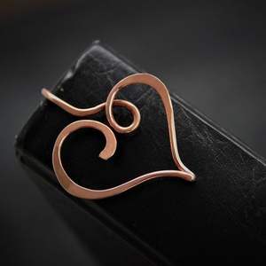 Signet en métal poli avec éclat brillant parfait pour les hôtels de luxe, les librairies, les bibliothèques et les boutiques de cadeaux du monde entier - Product Image 6