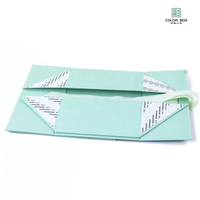 Boîte magnétique rose portable haut de gamme personnalisée, emballage de luxe pour chaussures, vêtements ou accessoires, avec une esthétique moderne.