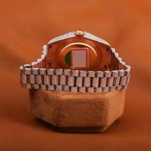 Montre mécanique luxueuse en or rose avec moissanite et diamant avec design de style antique et détails élégants de coupe brillante - Product Image 2