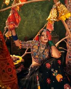 Lehenga Choli en Soie Beurre Lourde Réversible pour Mariage/Fête, Style Créateur de Mode, avec Broderie Miroir Véritable – Fournisseur et Exportateur de Premier Plan - Product Image 4