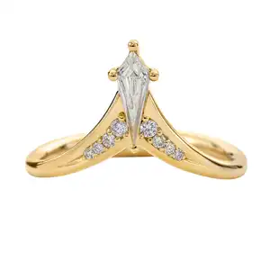 Kite Moissanite anello di nozze con brillanti dettagli Chevron anello curvo forma aquilone anello di fidanzamento impilamento fascia d'oro