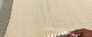 Tapis à poils plats en laine et coton moderne fait à la main de couleur blanche indienne avec pile texturée en boucle pour intérieurs et maisons élégants - Product Image 3