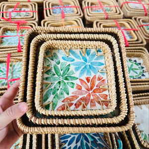 Plateau artisanal carré en rotin avec centre décoratif en nacre pour la présentation des aliments et la décoration de table, Vietnam - Product Image 1