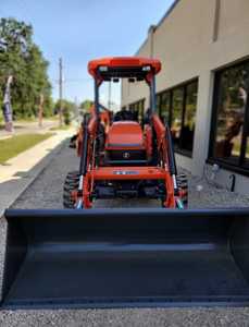 Tracteur à roues Kubota M62 rouge 4x4 diesel avec chargeur et pelle rétrocaveuse, équipement agricole multifonctionnel - Product Image 1