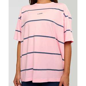 เสื้อยืดโอเวอร์ไซส์ Go-To Stripe FLXCotton สีมาร์ชแมลโลว์-ไนท์ชาโดว์พร้อมโลโก้ - Product Image 6