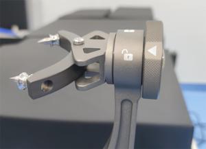 ตัวหนีบศีรษะแบบ 3 จุด ทำจากอลูมิเนียมอัลลอยด์ ยี่ห้อ Mayfield พร้อมที่พักศีรษะ สำหรับการผ่าตัดระบบประสาท ใช้กับโครงศีรษะ Mayfield สำหรับการผ่าตัดระบบประสาท - Product Image 4