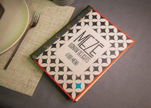 Couverture de menu en bois avec motif géométrique gravé au laser et rivets en laiton - Product Image 3