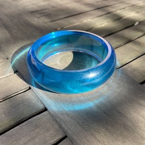 Brazaletes de resina de estilo natural con el mejor diseño personalizable para exportación fabricados en la India con estilo Ángel y acabado de efecto de logotipo personalizado - Product Image 2