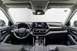 Toyota Highlander Luxe 2.5L 4 cylindres Hybride (HEV) + Double Électrique, Noir, Modèle 2025, Certifié d'Occasion, Faible Kilométrage, État Impeccable - Product Image 2