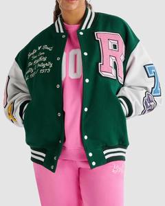 Chaqueta universitaria de lana personalizada a granel, chaqueta de béisbol cálida duradera con botones a presión y parches de equipo - Product Image 4