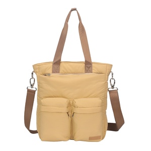 Sac fourre-tout minimaliste pour femme avec logo personnalisé, idéal pour les trajets urbains, le shopping et les voyages – Design polyvalent pour collection de <span class=keywords><strong>marque</strong></span> - Product Image 1
