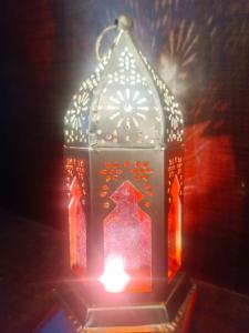 Lanterne marocaine faite à la main support de photophore en verre antique lanterne à bougie suspendue multicolore pour bureau à domicile Diwali cadeau pièce maîtresse - Product Image 6