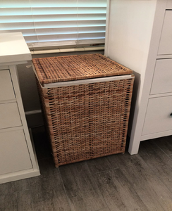 Elegante cesto cilíndrico de ratán con diseño de rejilla para una decoración moderna y minimalista, disponible a precios mayoristas. - Product Image 6