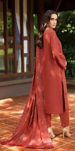 Trajes de piel melocotón bordados para mujer Ropa de invierno para mujer shalwar kameez de piel melocotón bordada pakistaní a precio barato - Product Image 4