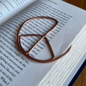 Marque-page en métal artisanal pour accessoires de lecture artistiques mettant en valeur un savoir-faire détaillé et une construction métallique robuste - Product Image 1