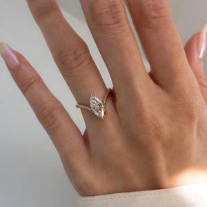 Anillo de Compromiso Clásico con Moissanita Marquise de 1.20 Quilates con Engaste de Puntas en Oro Amarillo Sólido de 14K, Certificado por GRA - Product Image 2