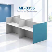 Poste de travail de bureau moderne avec cloisons, panneaux d'intimité élevés, plans de travail blancs, panneau latéral vert-bleu pour bureaux commerciaux, en bois