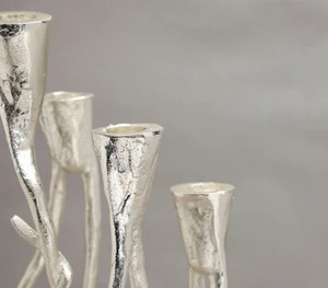 Elegante soporte de vela artístico de plata perfecto para agregar encanto elegante, acogedor, sofisticado y moderno a la decoración del hogar - Product Image 4