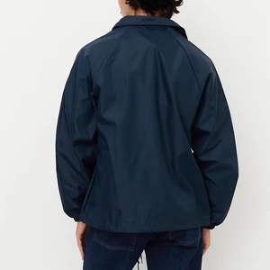 แจ็คเก็ตบอมเบอร์ผ้าฝ้าย 100% คุณภาพสูง ป้องกันลมและน้ำ ทรงหลวม ใส่ได้ทั้งชายและหญิง รับผลิตแบบ OEM พร้อมสกรีนโลโก้ตามสั่ง - Product Image 3