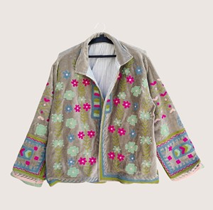 เสื้อโค้ทผ้าฝ้าย CVR ลายปักโบฮีเมียนแบบรักษ์โลกสำหรับผู้หญิงไซส์ใหญ่ แขนยาว คอทรงโอ ลายซูซานี ปักมือ สำหรับฤดูหนาว - Product Image 3