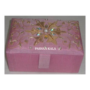 Boîtes à bijoux indiennes de meilleure qualité à la main Zari broderie perlée forme rectangulaire pour la fabrication de décoration de maison de mariage - Product Image 1