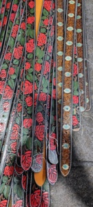 Cinturones en relieve de cuero hechos a mano en patrones florales multicolores para diseñador de cinturones y tiendas de accesorios de moda - Product Image 2