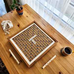 Jeu de Scrabble classique en bois avec des lettres de qualité supérieure pour un divertissement éducatif et des jeux de mots compétitifs à la maison - Product Image 1