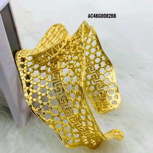 Ensemble de Bracelets de Mode Plaqué Or Design Doré - Product Image 1