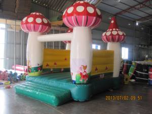 Château gonflable en PVC pour enfants en forme de champignon pour les parcs d'aventure, les parcs urbains, utilisation commerciale - Product Image 1