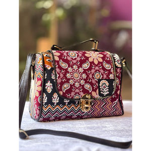 Pochette bohème chic fabriquée avec des tissus durables et respectueux de l'environnement Pochette bohème en cuir avec une ambiance rustique et terreuse - Product Image 2