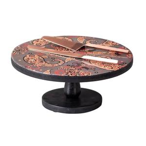 Plato para Pastel de Forma Redonda con Acabado Esmaltado y Soporte, con Dos Cucharas, para Uso en Eventos Importantes - Product Image 4