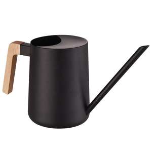 Práctica regadera de metal diseñada para uso continuo en el jardín con una construcción robusta y un flujo de agua equilibrado. - Product Image 1