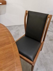 Silla de comedor moderna y barata Enzy hecha de madera de teca maciza de buena calidad y cojín de cuero PU con acabado de nogal para uso en interiores. - Product Image 2