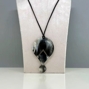 Collar con Colgante de Cuerno de Búfalo, Joyería Tribal Natural y Sostenible para Mujer, Alta Calidad - Product Image 1