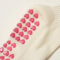Chaussettes personnalisées pour femmes avec cœurs antidérapants, bordure rayée, logo sur le revers en Spandex/Nylon, pour usage quotidien, saison printemps, utilisation intérieure.