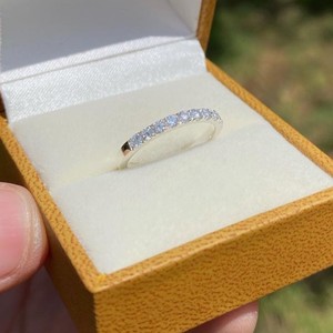 แหวนเพชรมอยส์ซอไนท์ทรงกลมตัดขนาด2มม. ตั้งวงแต่งงานครึ่งนิรันดร์ในการจัดวางแบบปู | ครบรอบปีที่งดงามเครื่องประดับเจ้าสาวแบบวางซ้อนกันได้ - Product Image 6