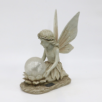 Statue de jardin féerique en résine solaire avec globe en verre craquelé, lumière LED extérieure pour pelouse, patio, cour