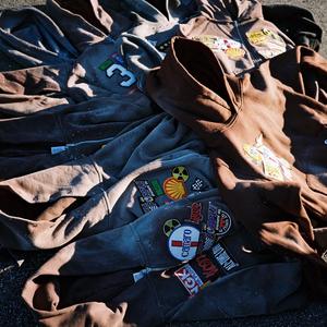 เสื้อฮู้ดดี้ปักลายแบบกำหนดเองสำหรับฤดูหนาว ผู้ผลิต OEM ผ้าฝ้ายฟลีซหนานุ่ม เป็นมิตรกับสิ่งแวดล้อม ระบายอากาศได้ดี ปักลายแบบเย็บติด สไตล์สตรีทแวร์ - Product Image 3