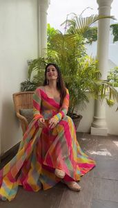 Ensemble de costume de créateur en soie Tibby monochrome exquis Une offre de luxe harmonieusement coordonnée avec un intérieur de qualité supérieure - Product Image 3